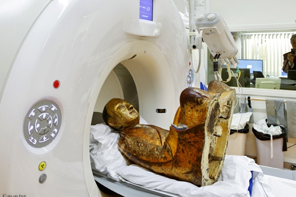 CT scanner reveals a mummified monk in a statue},{CT scanner reveals a mummified monk in a statue