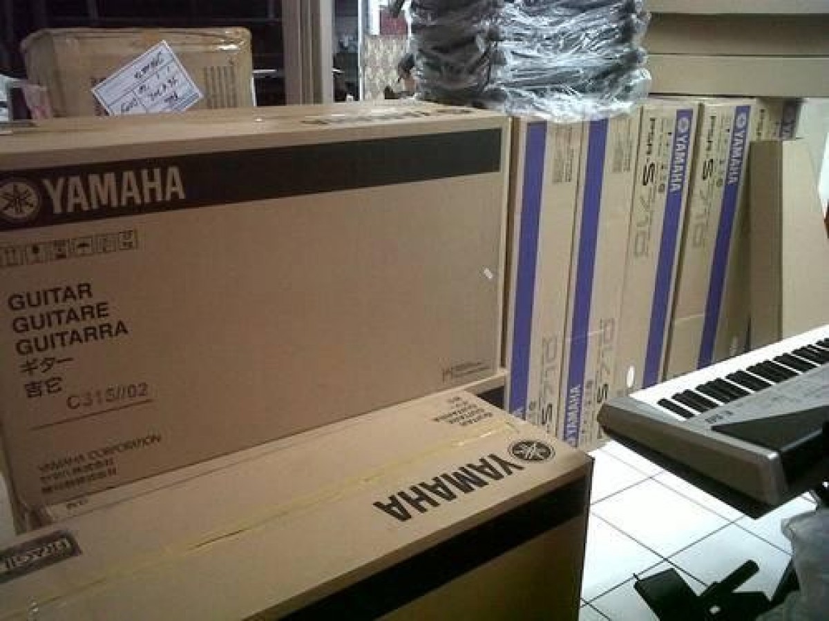 SELLING :Yamaha Tyros 5 Workstation, Mackie TT Systems